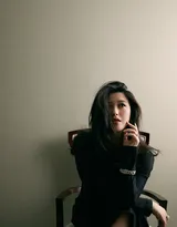 坐在椅子上的性感女星朱珠黑裙着身慵懒迷人写真图片