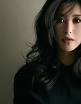 坐在椅子上的性感女星朱珠黑裙着身慵懒迷人写真图片