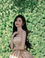 景甜性感抹胸粉裙着身户外写真美照