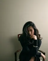 坐在椅子上的性感女星朱珠黑裙着身慵懒迷人写真图片