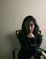 坐在椅子上的性感女星朱珠黑裙着身慵懒迷人写真图片