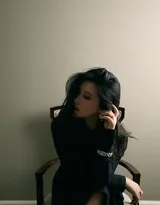 坐在椅子上的性感女星朱珠黑裙着身慵懒迷人写真图片