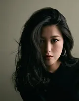 坐在椅子上的性感女星朱珠黑裙着身慵懒迷人写真图片