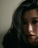 坐在椅子上的性感女星朱珠黑裙着身慵懒迷人写真图片