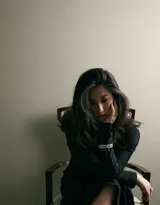 坐在椅子上的性感女星朱珠黑裙着身慵懒迷人写真图片