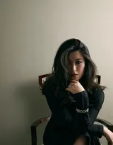 坐在椅子上的性感女星朱珠黑裙着身慵懒迷人写真图片