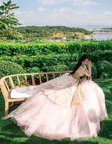 景甜性感抹胸粉裙着身户外写真美照