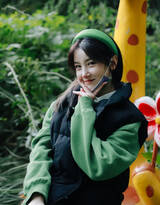 陈小纭初冬休闲素颜穿搭户外公园，山坡赏花可爱甜美照片