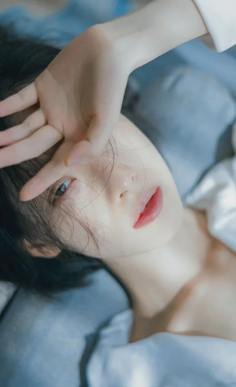 倪妮躺姿迷人写真图片 – 高清 桌面壁纸 开放版权素材 免费下载 手机电脑通用背景图
