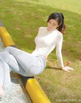 身高182的高挑美女空姐李雅柔紧身拉链衫牛仔裤迷人写真户外套图