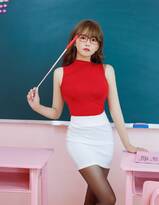 美女模特张思允化身性感课教老师着上红下白紧身衣短裙丝袜教室写真图片