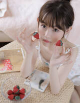 奶甜奶甜的草莓少女可爱迷人吊带碎花裙穿着私房写真图片集