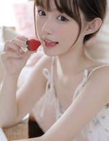 奶甜奶甜的草莓少女可爱迷人吊带碎花裙穿着私房写真图片集