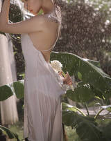 芭蕉树，雨林，吊带连衣裙美女淋雨湿身唯美户外写真图片