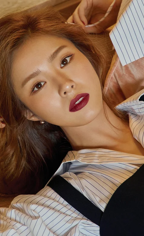 肤色黝黑的亚洲气质美女 – 高清 桌面壁纸 开放版权素材 免费下载 手机电脑通用背景图-iPhone17-1