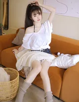 性感白皙可爱美少女白衫短裤迷人居家写真图片
