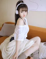 性感白皙可爱美少女白衫短裤迷人居家写真图片