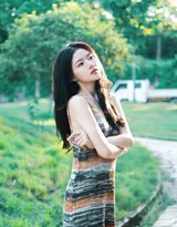 美女任敏清新养眼露肩连衣裙公园写真美照