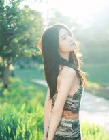 美女任敏清新养眼露肩连衣裙公园写真美照