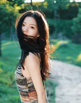 美女任敏清新养眼露肩连衣裙公园写真美照