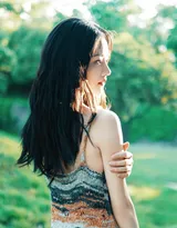 美女任敏清新养眼露肩连衣裙公园写真美照