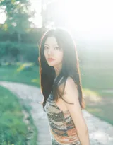 美女任敏清新养眼露肩连衣裙公园写真美照