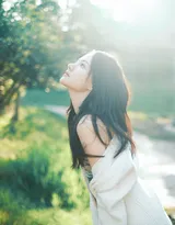 美女任敏清新养眼露肩连衣裙公园写真美照