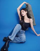 美女演员李一桐黑色吊带背心牛仔裤酷飒写真图片