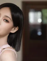 李一桐性感吊带低胸连衣裙冷艳动人写真图片