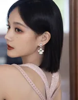 李一桐性感吊带低胸连衣裙冷艳动人写真图片