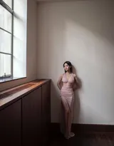 李一桐性感吊带低胸连衣裙冷艳动人写真图片