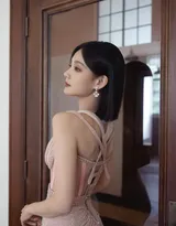 李一桐性感吊带低胸连衣裙冷艳动人写真图片