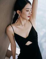 美女演员赵丽颖性感低胸吊带黑色连衣裙高清写真图片