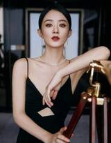 美女演员赵丽颖性感低胸吊带黑色连衣裙高清写真图片