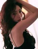 江疏影黑色低胸吊带睡裙性感妩媚写真美照