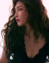 江疏影黑色低胸吊带睡裙性感妩媚写真美照