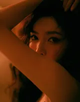 江疏影黑色低胸吊带睡裙性感妩媚写真美照