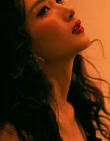 江疏影黑色低胸吊带睡裙性感妩媚写真美照