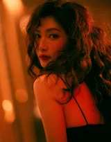 江疏影黑色低胸吊带睡裙性感妩媚写真美照