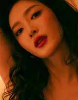 江疏影黑色低胸吊带睡裙性感妩媚写真美照