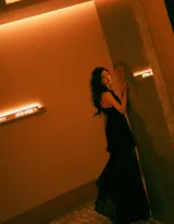 江疏影黑色低胸吊带睡裙性感妩媚写真美照