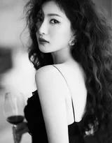 江疏影黑色低胸吊带睡裙性感妩媚写真美照