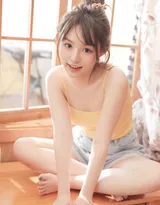 盛夏美少女写真，吊带背心牛仔短裤美少女居家可爱写真