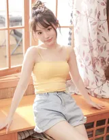 盛夏美少女写真，吊带背心牛仔短裤美少女居家可爱写真