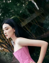 梁洁粉色芭比抹胸阔腿连体裤高清写真图片