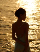 黎明还是黄昏，超美梁洁性感露背裙海边唯美高清图片