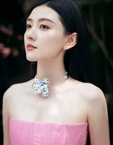 梁洁粉色芭比抹胸阔腿连体裤高清写真图片