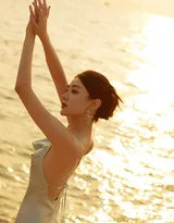 黎明还是黄昏，超美梁洁性感露背裙海边唯美高清图片