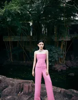 梁洁粉色芭比抹胸阔腿连体裤高清写真图片