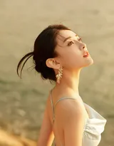 黎明还是黄昏，超美梁洁性感露背裙海边唯美高清图片